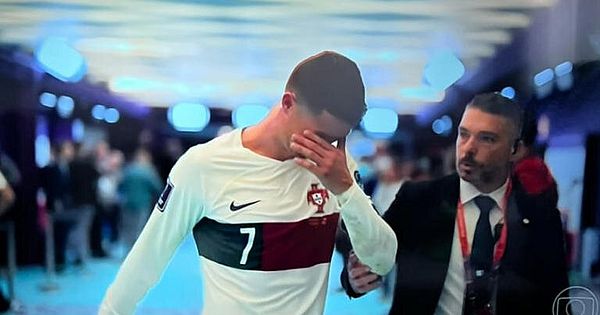 Cristiano Ronaldo chora após eliminação em sua última Copa