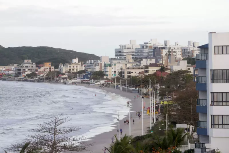 Início das obras de engordamento da praia dos Ingleses, em Florianópolis, é adiado