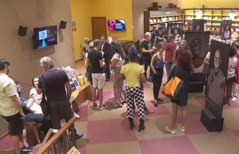 Artistas e escritores protestam contra o fechamento da Livraria Cultura | São Paulo