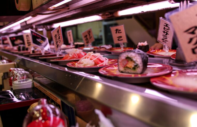 Restaurantes de esteira rolante no Japão param devido ao ‘terrorismo do sushi’