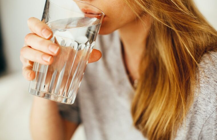 Calculadora da água: descubra quanto você deve beber por dia; 2 litros não valem para todos | Saúde
