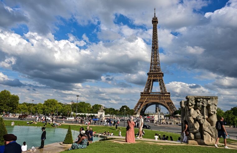 Homem é preso após saltar de paraquedas na Torre Eiffel