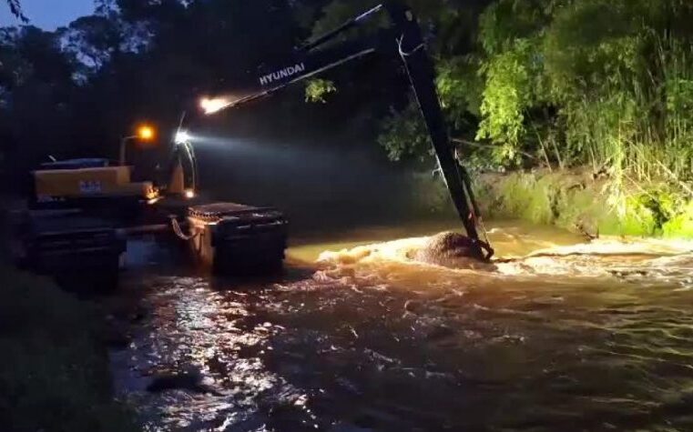 VÍDEO: Máquina trabalha 24 horas do dia para limpar rio