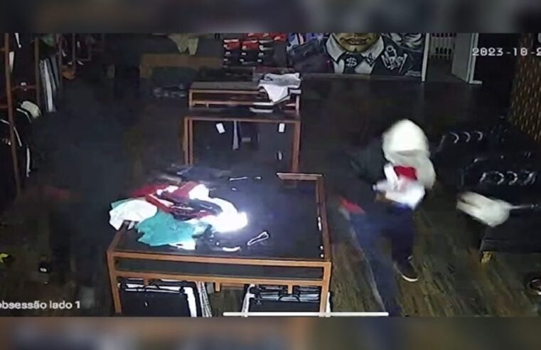 Bandidos usam carro para invadir loja de roupas e fazerem a limpa; vídeo