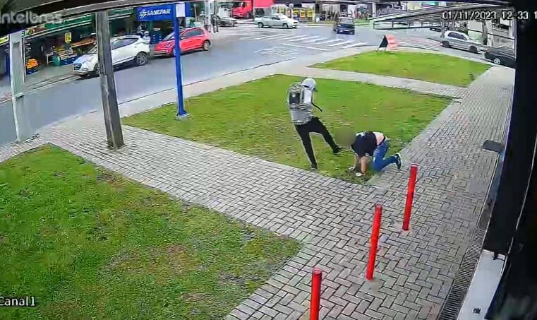 Comerciante desmaia após levar chute na cabeça e trio consegue assaltar loja de celulares; vídeo