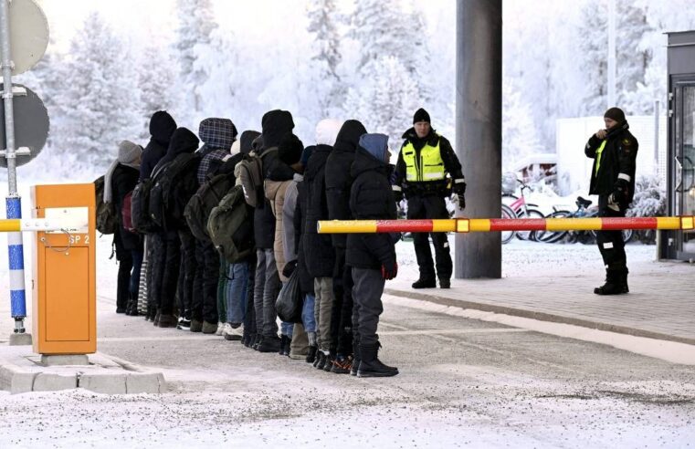 Finlândia acusa Rússia de usar refugiados como arma e limita fronteiras