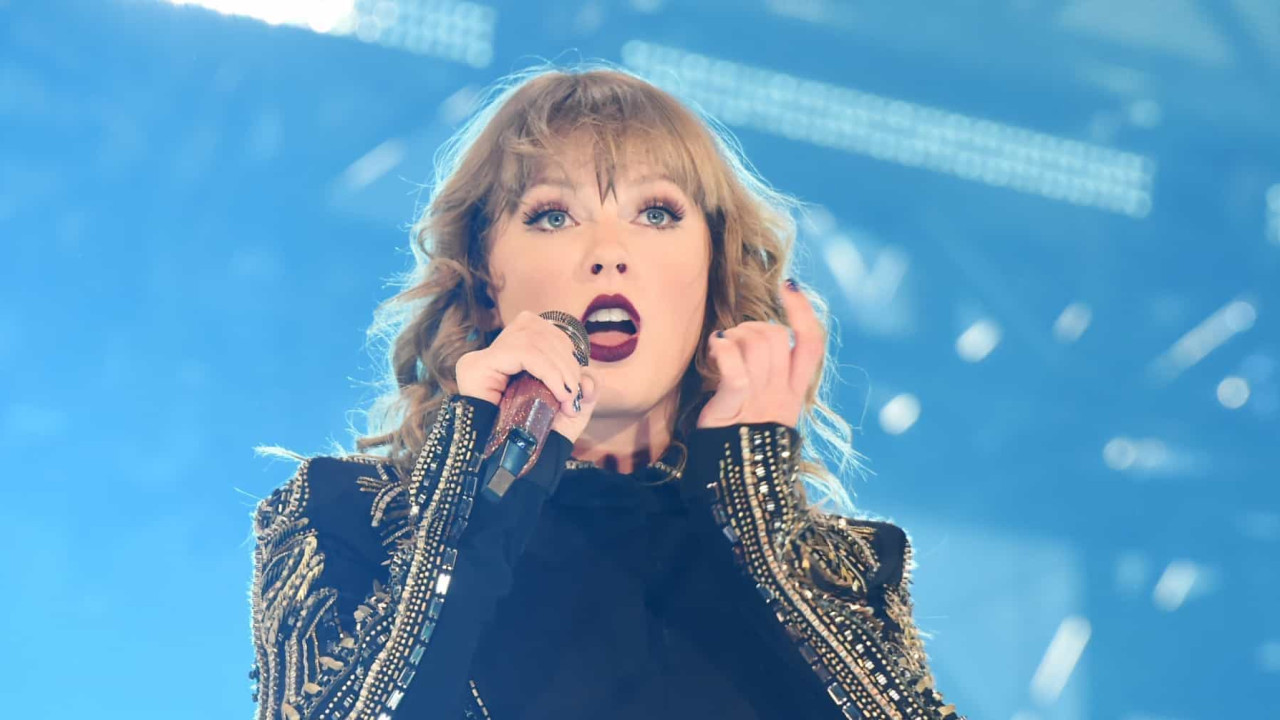 Mídia estrangeira elogia Taylor Swift e fãs brasileiros se revoltam contra cantora