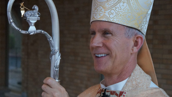 Papa demite bispo conservador americano que fez críticas a seu papado