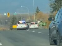 Policial faz manobra PIT em trator na estrada… e funciona!