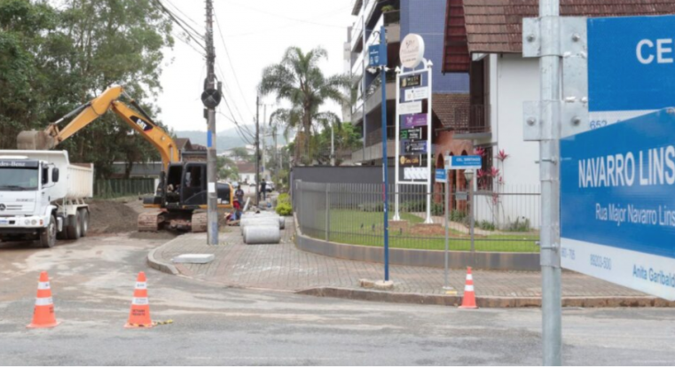 Prefeitura de Joinville realiza obras de drenagem na rua Major Navarro Lins