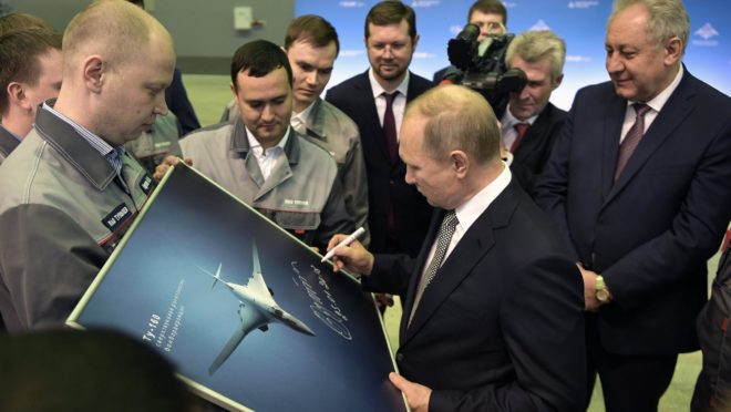 Putin voa a bordo de bombardeiro capaz de transportar armas nucleares
