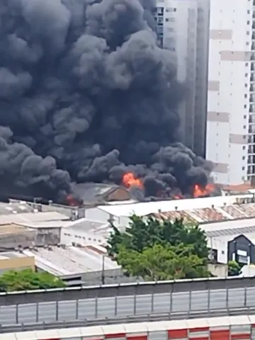 Incêndio gigantesco destrói galpão no Brás e mobiliza grande operação dos Bombeiros