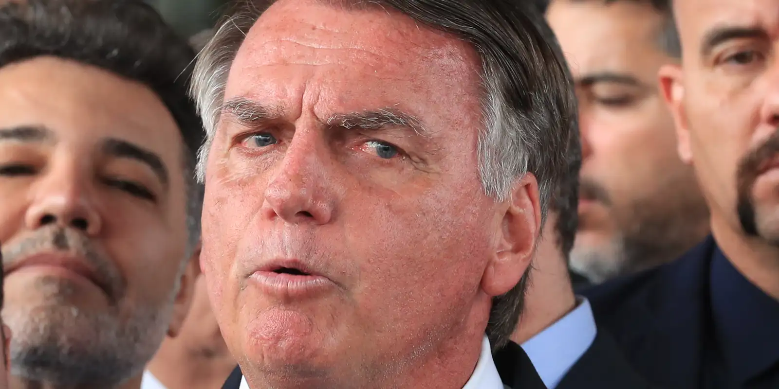 O STF publica a ata que rejeita o último recurso de Jair Bolsonaro e aproxima a Corte de uma possível ordem de prisão. Documento formaliza decisão e intensifica tensão no cenário político.