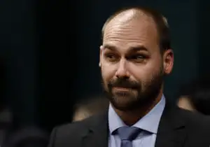 Furo no Regimento? Eduardo Bolsonaro Vota no Congresso Mesmo Suspenso na Câmara